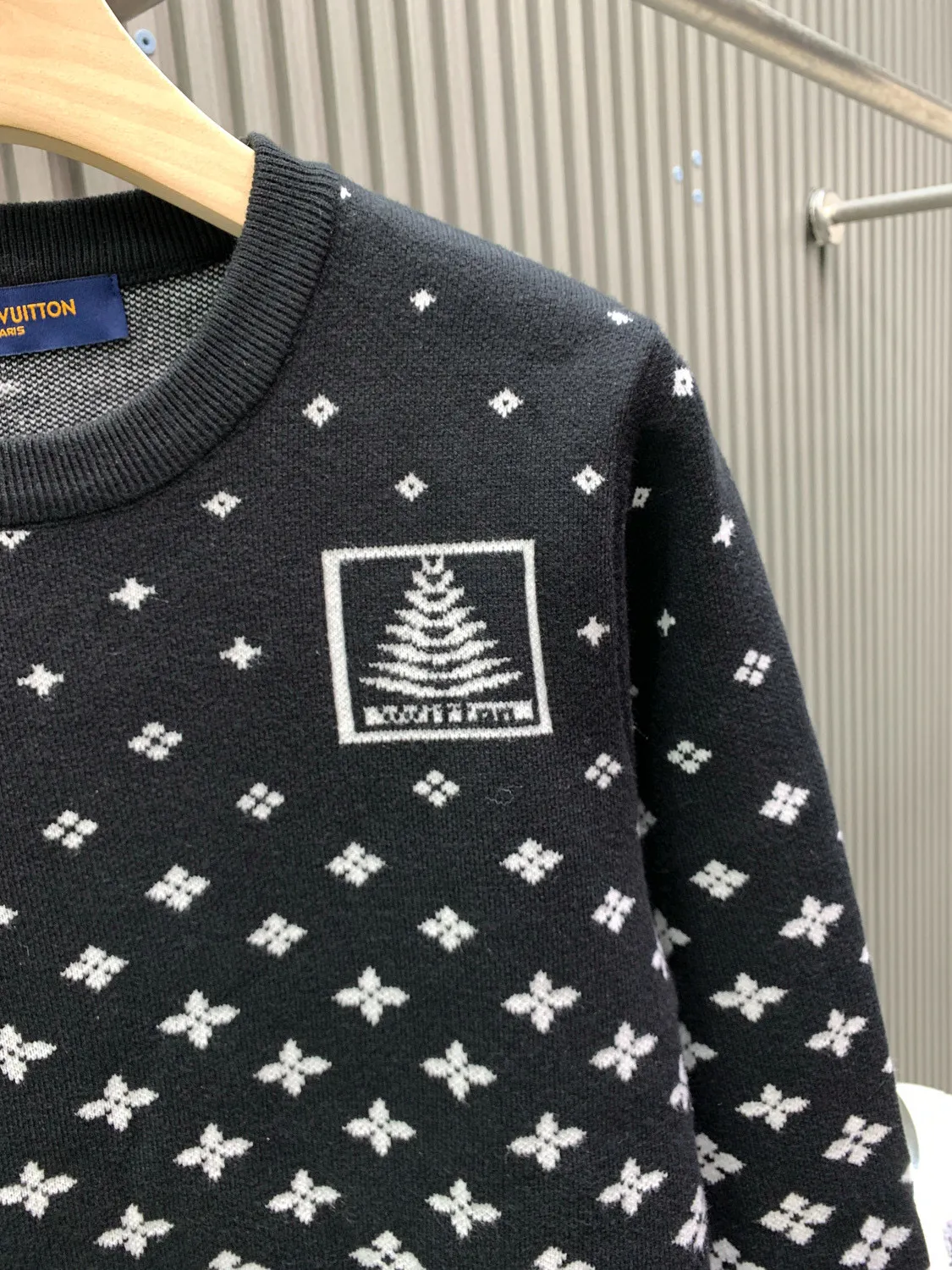 🅿️360 🀄️ Louis Vuitton Louis Vuitton 1v25fw autumn and winter new ski Christmas wear knitted pullover Gradient snowflake fir tree pattern new snowflake gradient knitted long sleeve This long sleeve adopts an original pattern design, full of modern flavor This charming organic cotton uses an elegant jacquard weave. A delicate gradient effect snowflake pattern is printed on a black background. The signature and fir tree appliqué on the back complete it.